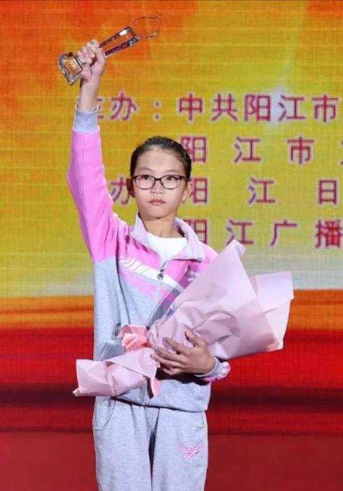 2006年，广东一男子在医院陪护流产的妻子，他出去抽烟时，发现了一名女弃婴，夫妻