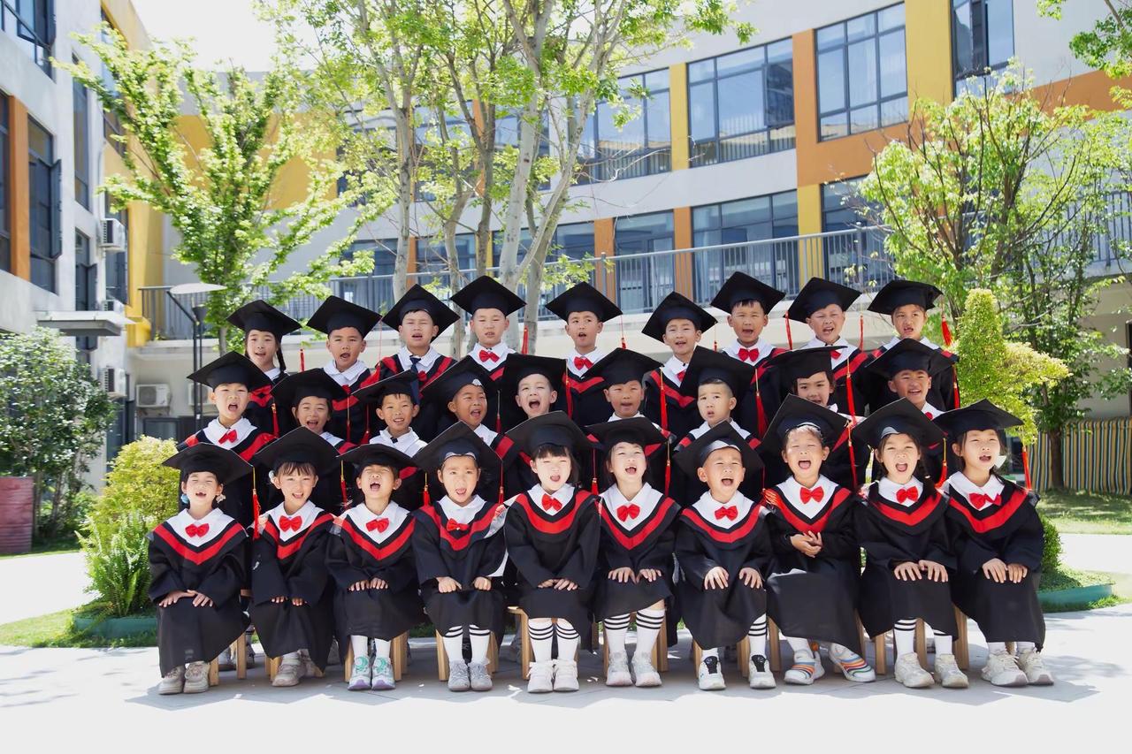 时光荏苒🌱幼儿园正式毕业🎓这三年看似无足轻重实则是启蒙的第一步感谢老师，三年