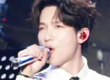 2月4日，微博之夜公布节目单，陈楚生将在盛典舞台演唱歌曲《晚礼服》。
《晚礼服》