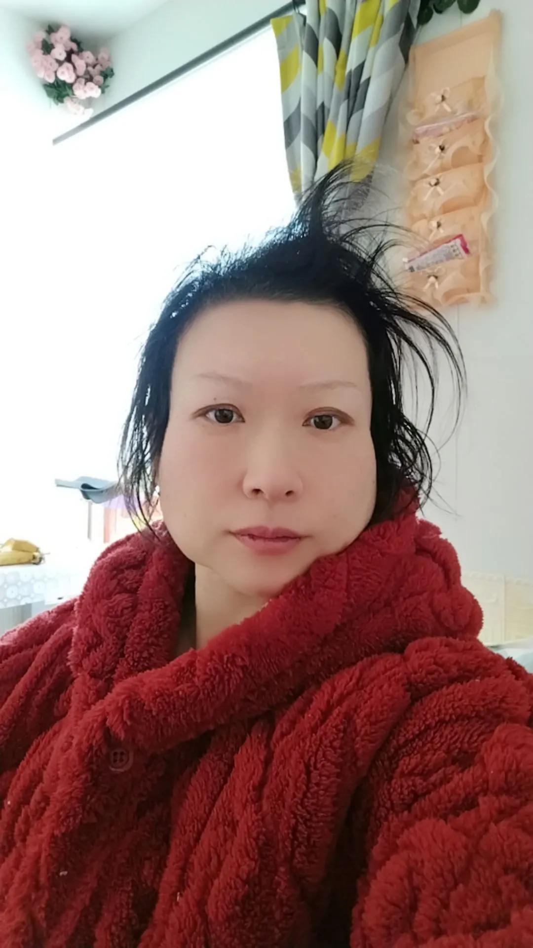 一个人的静往往是全方位的，比如我。不仅独处，静，还不喜欢出门。年轻那会儿对自己也