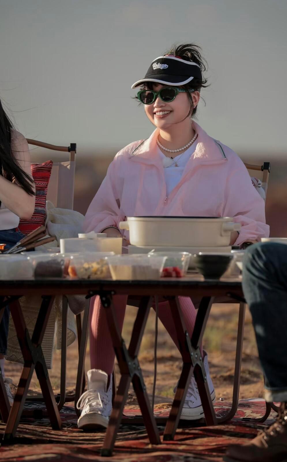 麦琳穿搭 撇开这个人的性格不说单从麦琳的穿搭来看个人弱弱的觉得有几套休闲装好像还