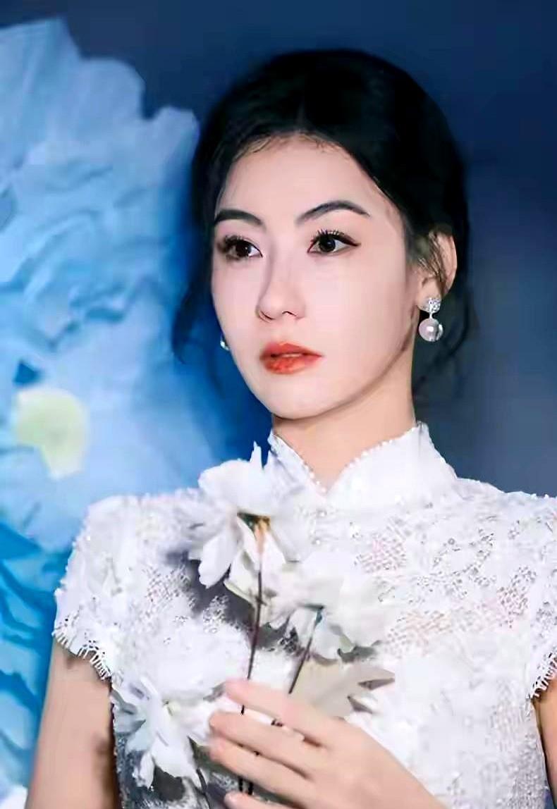 我有强烈的预感，周星驰的电影《功夫女足》，又要大火一波了。
当年18岁的她因《喜