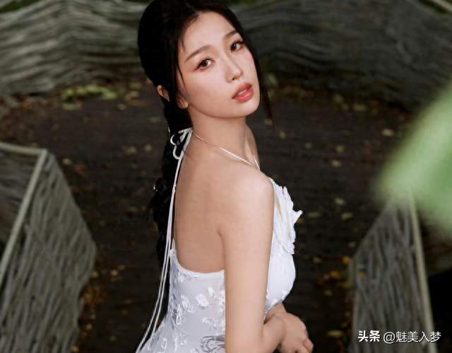 虞书欣挂脖白花长裙，展露肩颈线条的好看造型