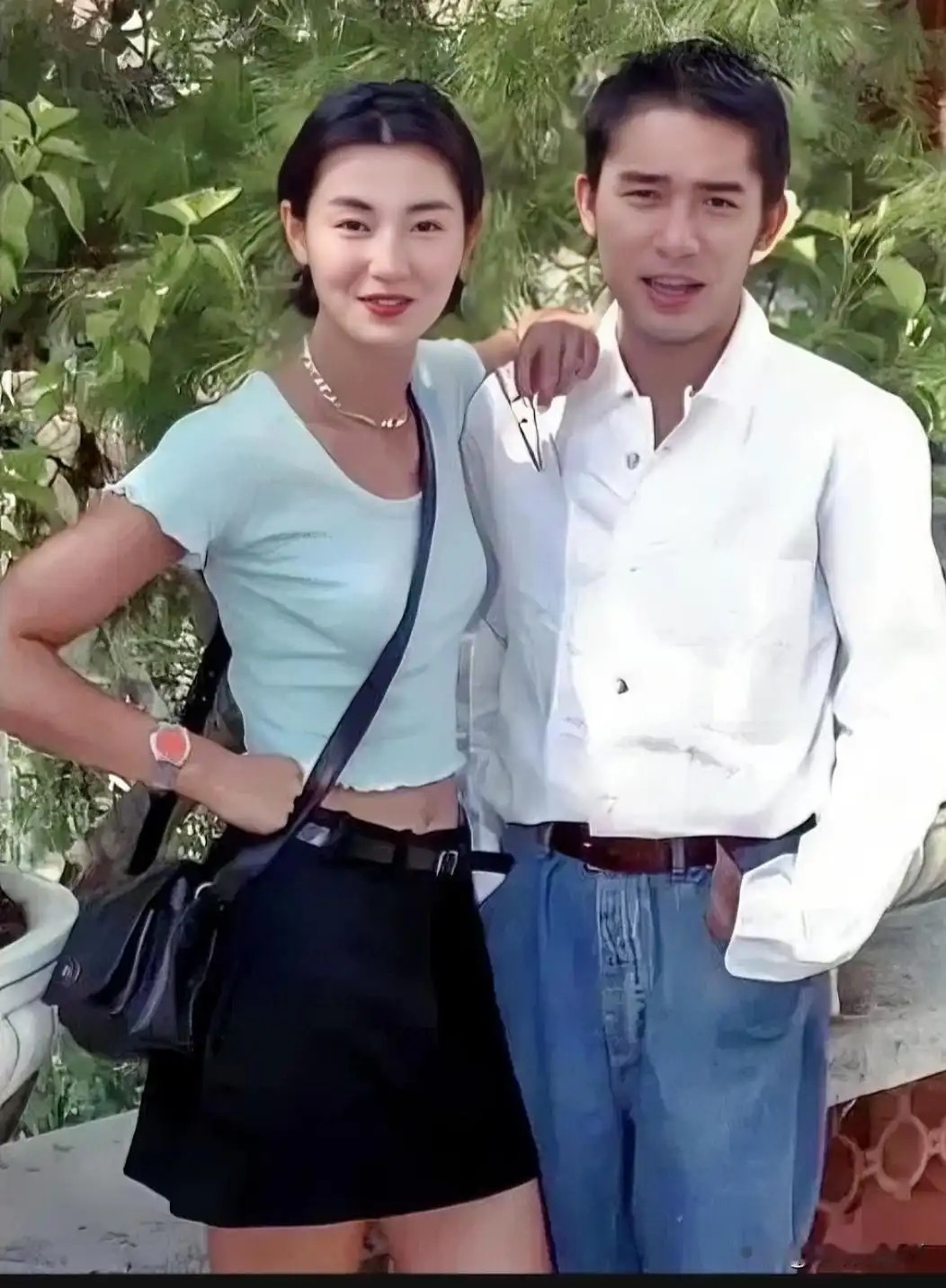 这是张曼玉和梁朝伟年轻时候的一张合影，拍摄于一九九五年的威尼斯。彼时张曼玉三十一