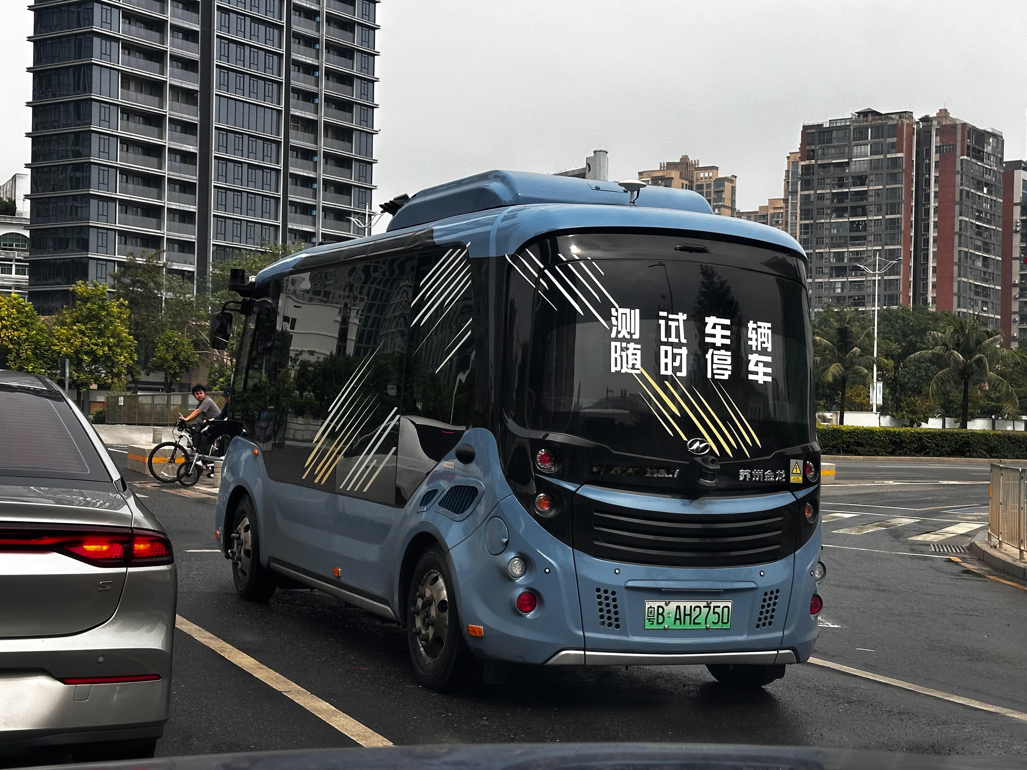 不懂就问，自动驾驶公交车设计成这样…是为了以后可以不用掉头，随时切换车头？ ​​