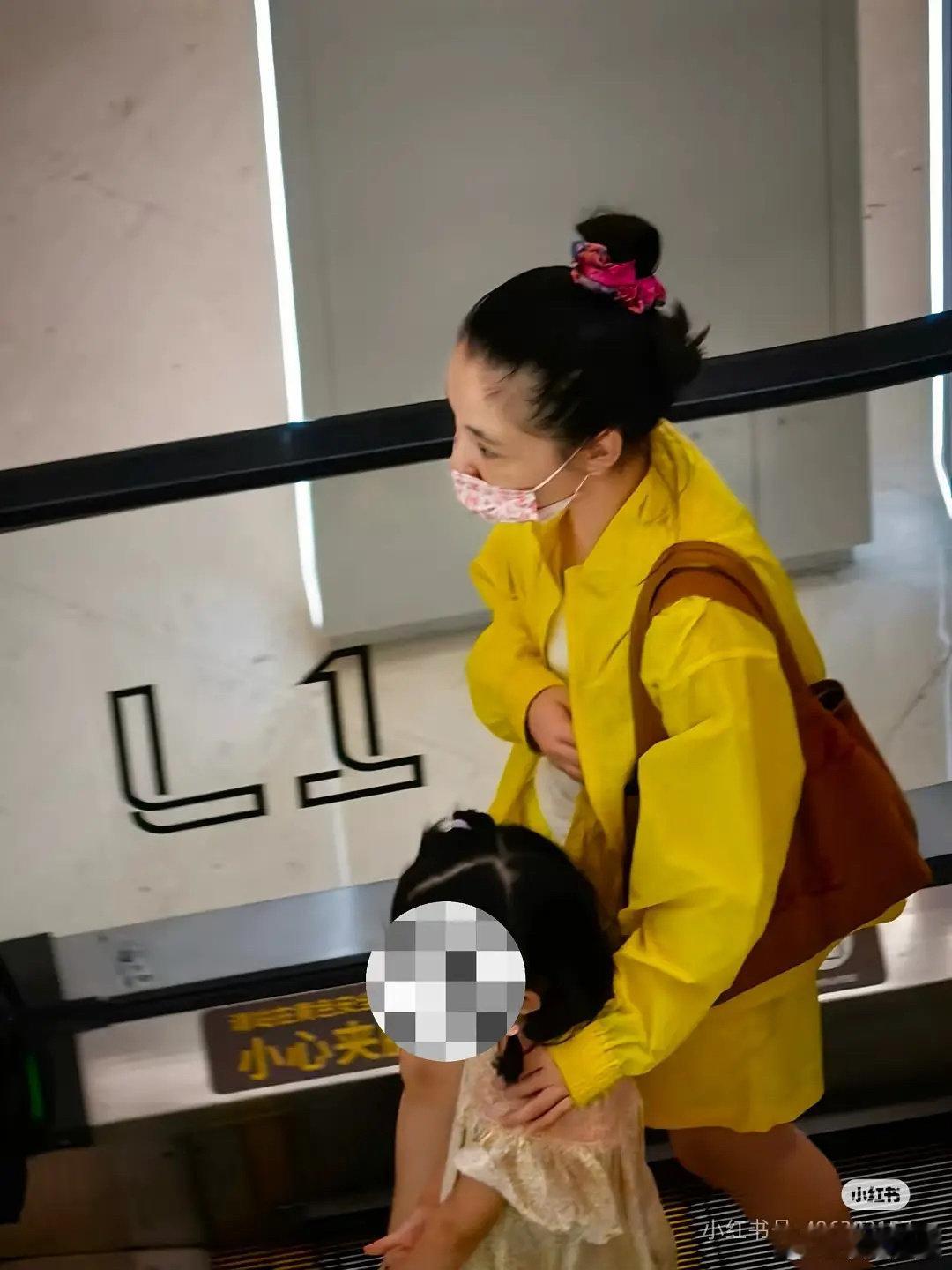 偶遇吴倩带孩子逛商场吴倩带孩子逛商场 偶遇吴倩带孩子逛商场。 ​如何呢？(っ˘з