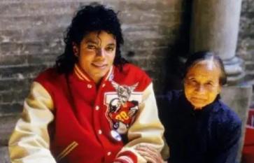 1987年的广东中山，泥土味混着稻花香的田埂上，走来个戴墨镜的外国人。

村民们