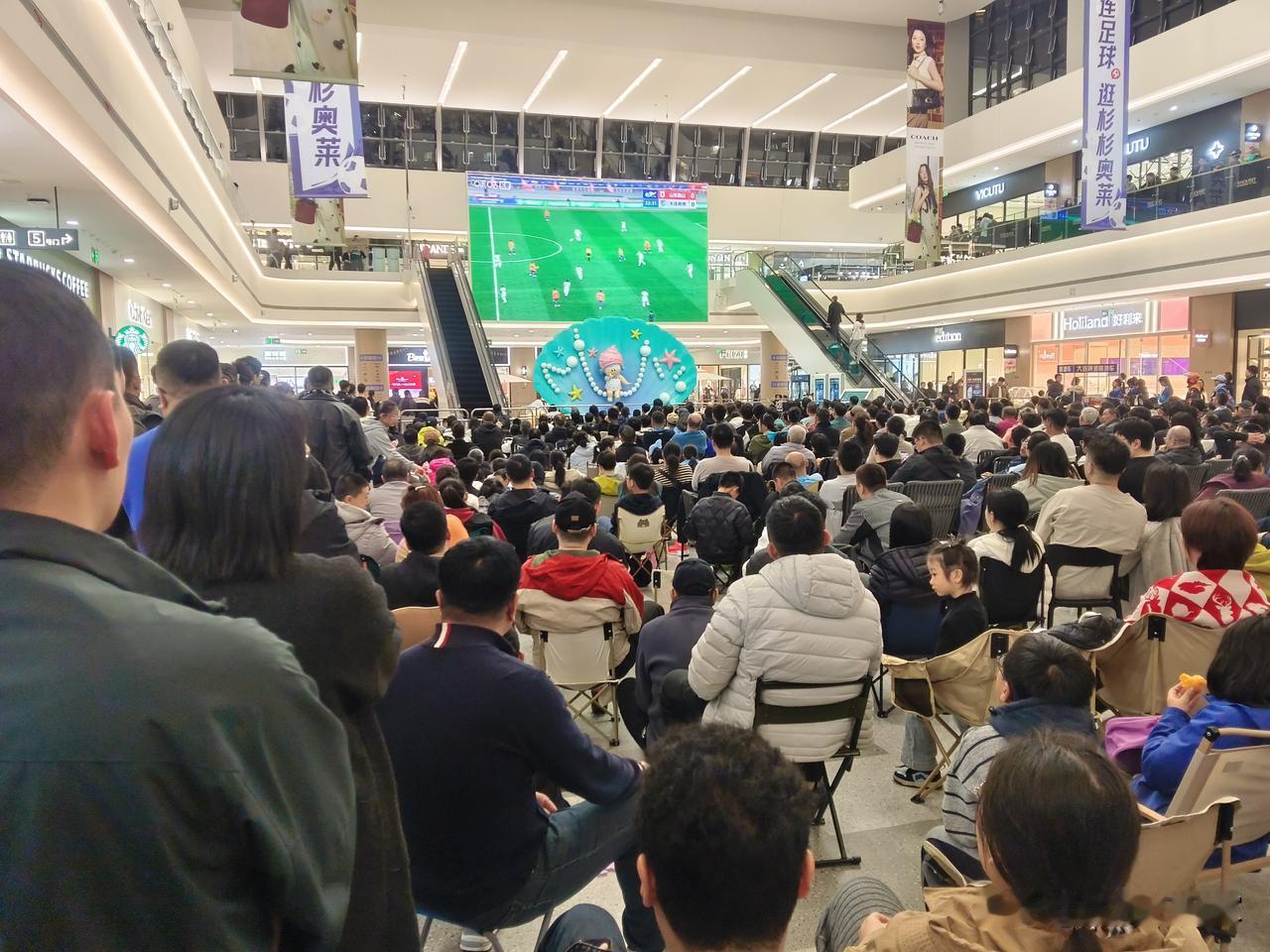 看足球，还得人多了看才有感觉。这不，今天晚上中超大连英博对阵山东泰山的客场比赛我