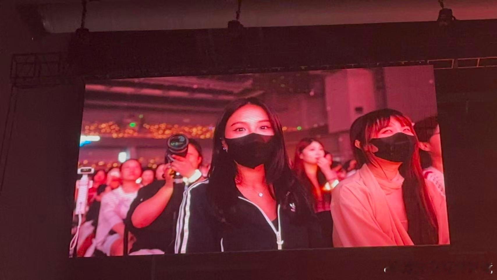 稚楚现身猫耳声刻稚楚来看孩子们了 谁懂啊，稚楚的书我最少看了五遍，今天她本人就在