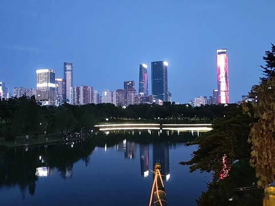 春日湖边的夜晚，

微风凉爽宜人，

阳光落日余晖，

鸟语花香，

夜景璀璨夺