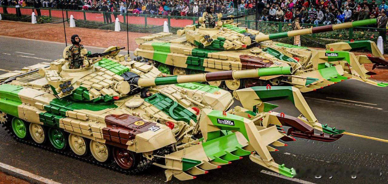 🇮🇳印度T-72坦克列队检阅，坦克上安装了扫雷装置。