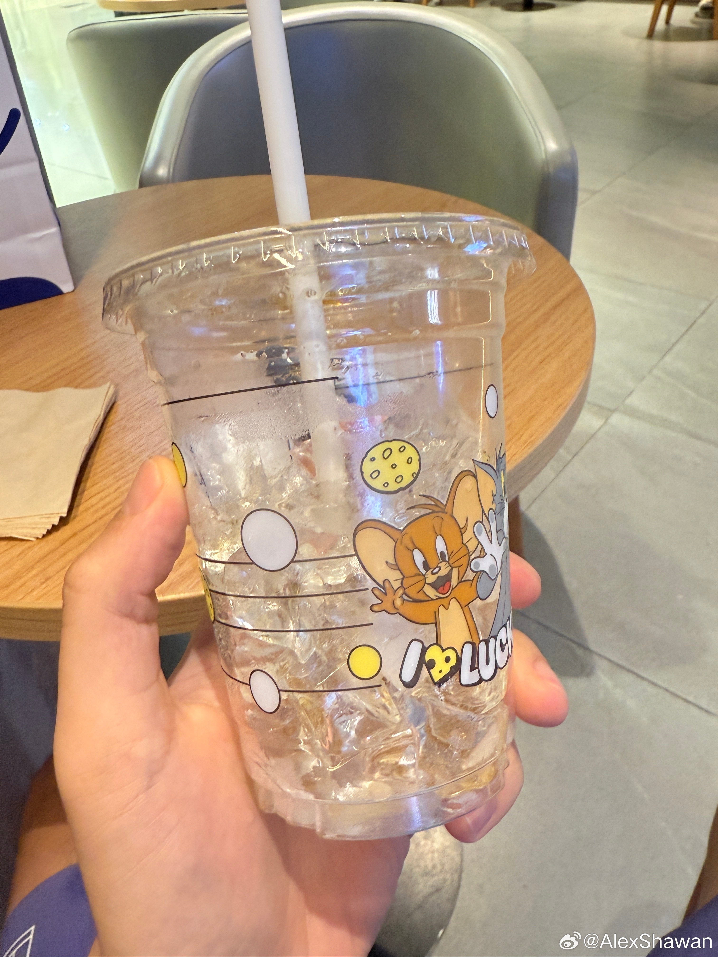 运动完来一杯，爽呆了（好一个一杯喝的半杯冰！），准备看钦文，钦文加油！郑钦文vs