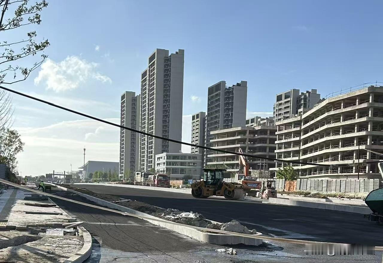 小编之前有说到过，东新泾县路建设进度，目前已经开始摊铺沥青了，真的进度很快了。