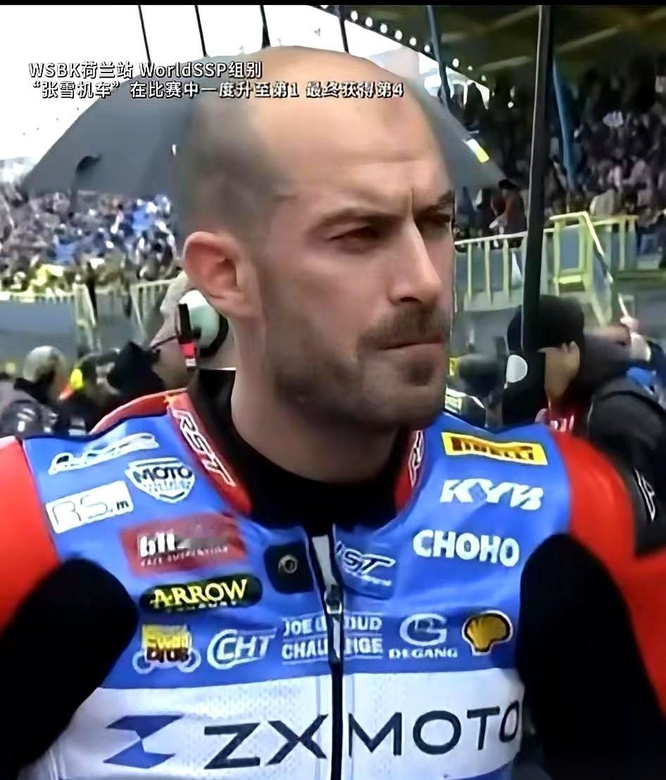 34辆赛车同台绞杀，11台雅马哈群狼环伺，6台杜卡迪虎视眈眈。在这条弯道密集的法