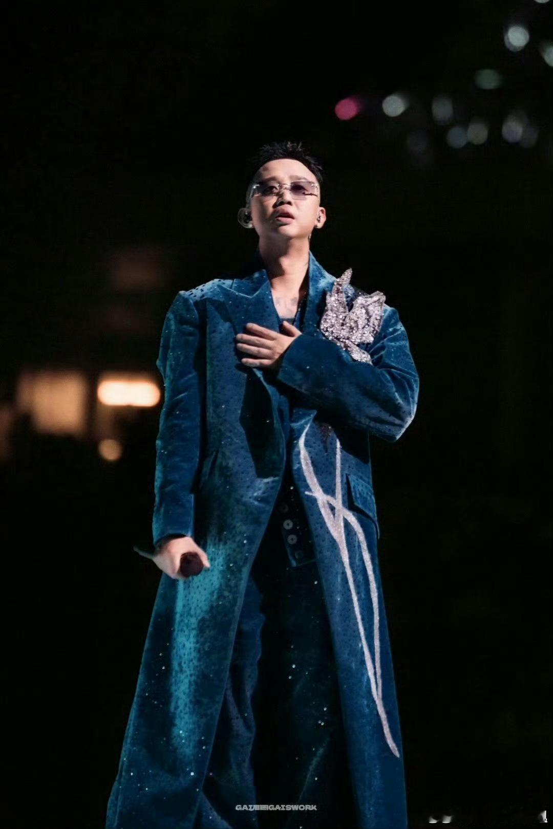 GAI烧起来了GAI演唱会现场太热了 从第一首歌就全程炸场，连唱三小时不带歇，全