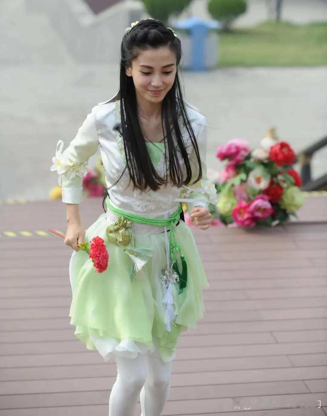 杨颖这颜值和身材，
真是少女感满满的。
谁能想到都是孩子妈了。
大家这样的杨颖漂