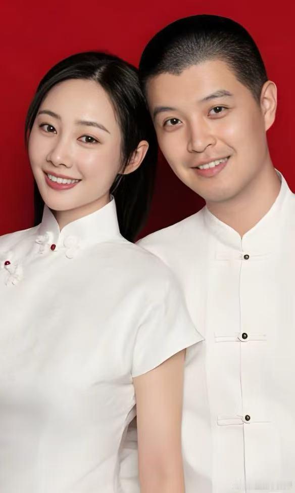 马頔在现场看李纯拍吻戏 真的太佩服这位经纪人的直爽性格了，完全没有察言观色，当着