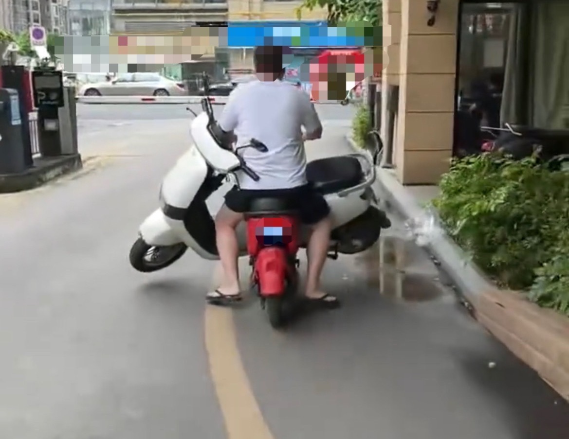 8月31日，网友反映：玉林北流男子骑共享电车还载一辆电动车。 ​​​