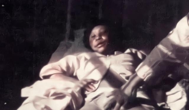 1937年，日军将18岁怀孕7个月的李秀英拖进了地下室，开始粗鲁地解她的衣扣。李