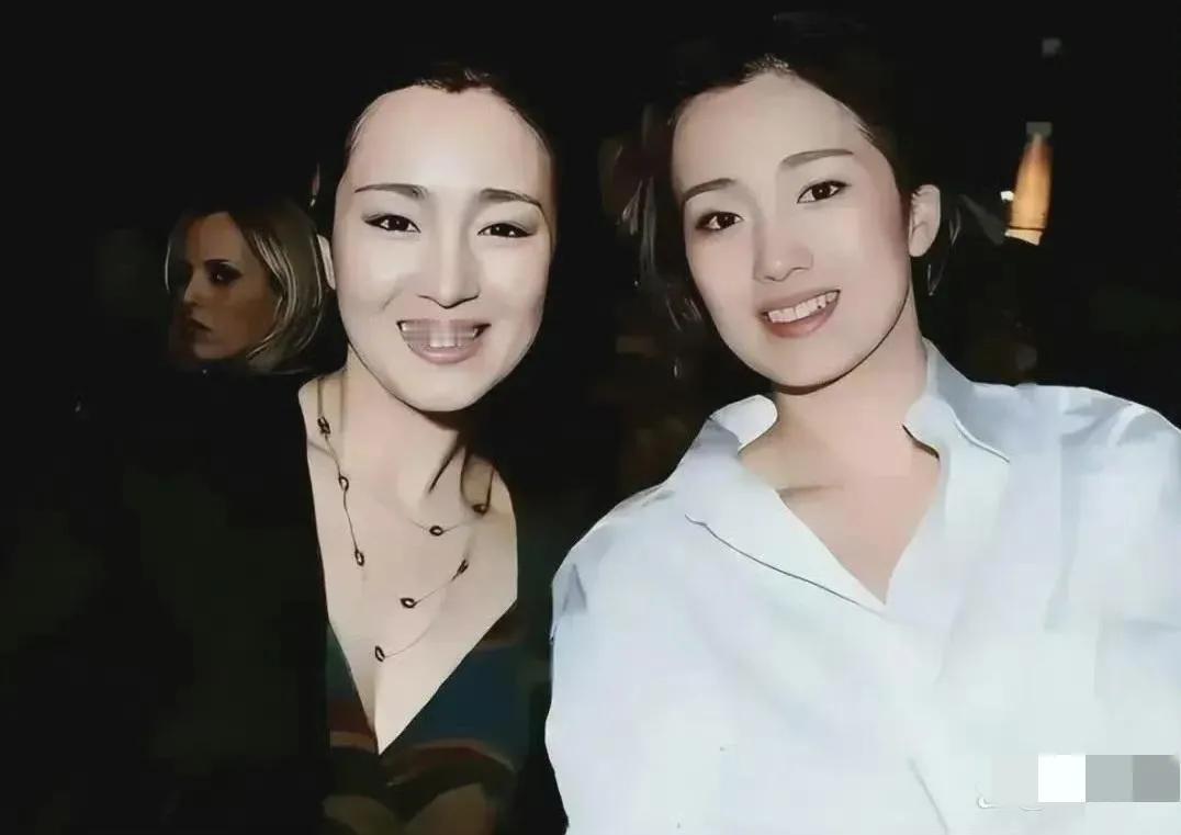 以前有人说大衣哥朱之文的妻子李玉华长得像巩俐，李玉华跟巩俐同样来自山东。模样，身