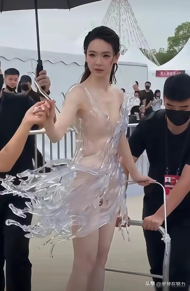 戚薇穿着16公斤的裙子，被推上了红毯。
不是走上去的，是小推车推上去的。五个工