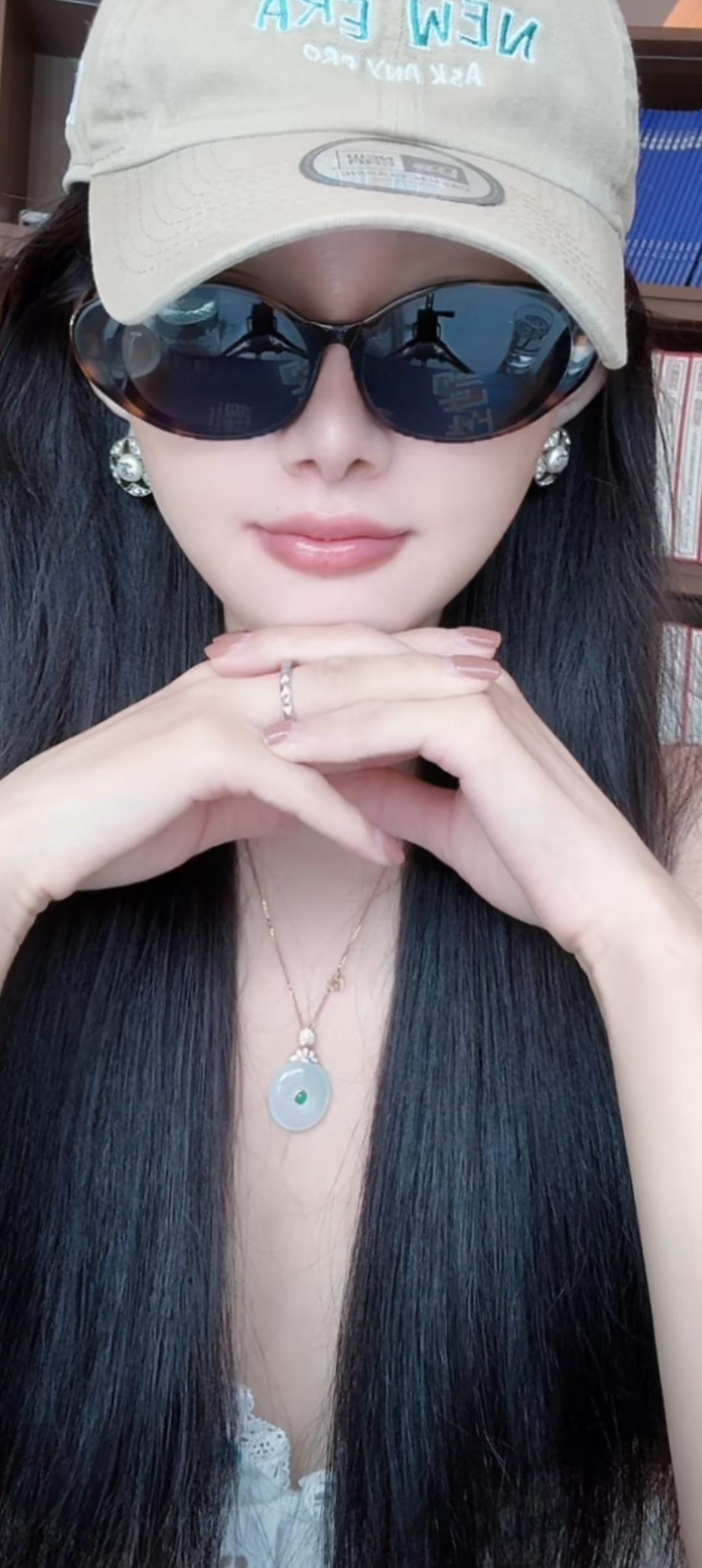 戴帽子的女生在微笑。