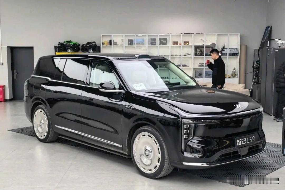 上汽集团旗顺应时代发展的脚步，向新能源汽车转型，智己LS9广州车展亮相的它，搭载