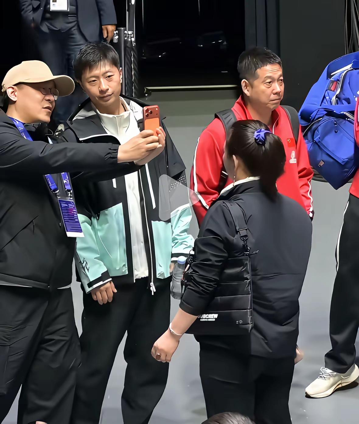 外协球员和工作人员争相与龙队合影，成了世乒赛一道亮丽的风景线！
龙蟒现身伦敦后，