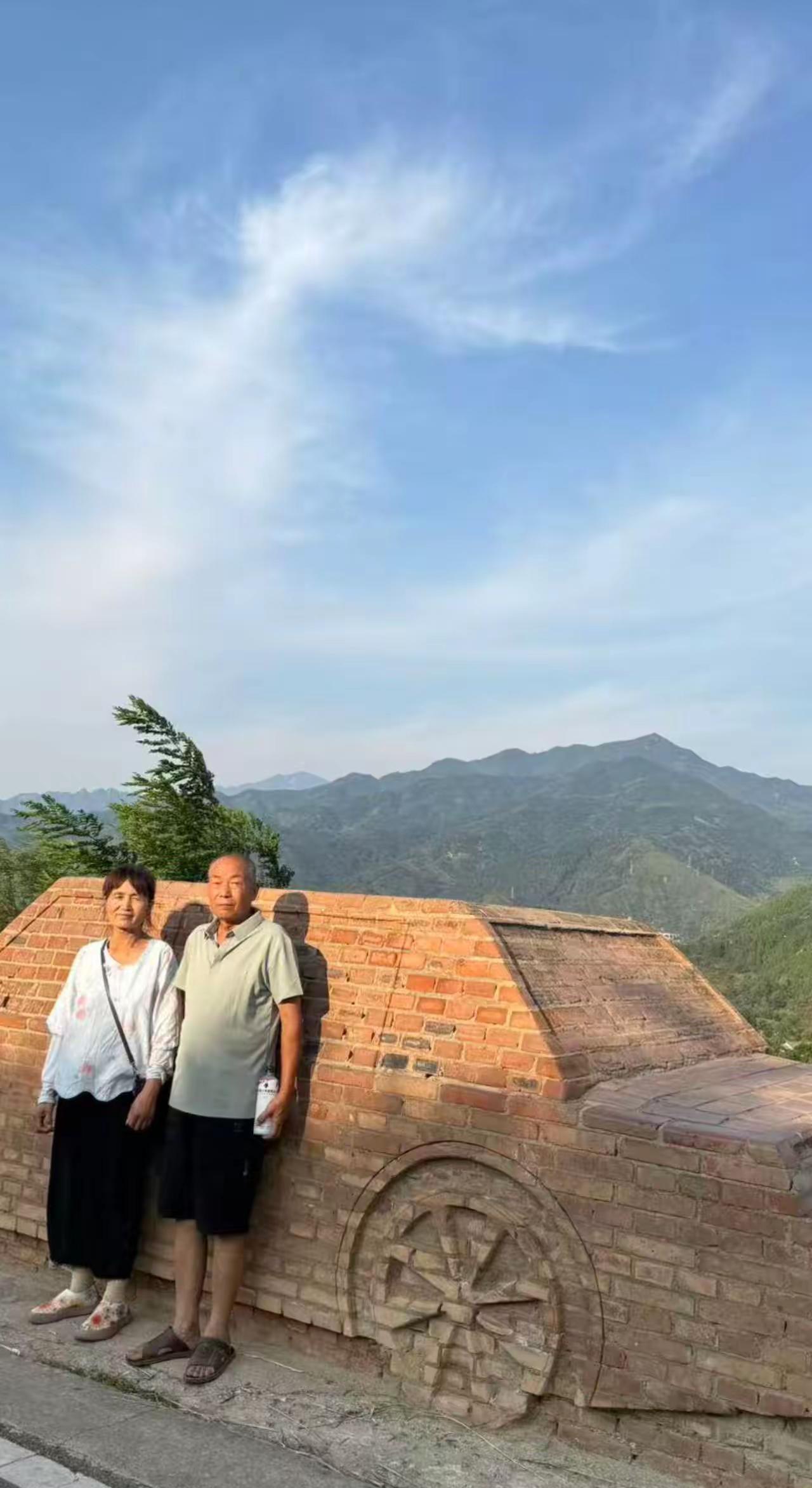 今天是我和我老公结婚的三十九年纪念日，我们在一起生活了几十年，生活的很难苦，白手