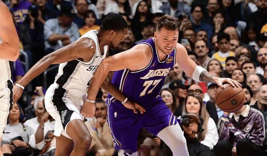 nba NBA杯1/4决赛-东契奇空砍35分 詹姆斯准三双 马刺132-119擒