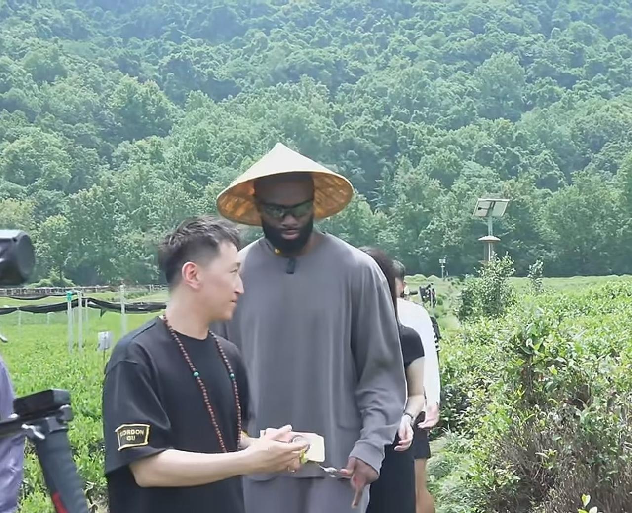 杰伦布朗中国行，去参观茶园了!

现在NBA球员对中国文化是越来越感兴趣了，这不