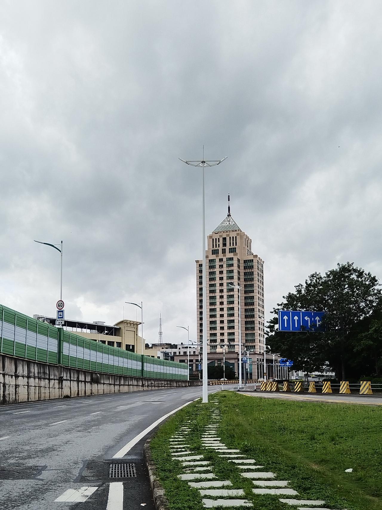 至少35年前就已建成的建筑物，无人知晓其主人是谁。
建成之后，它便一直闲置。说是