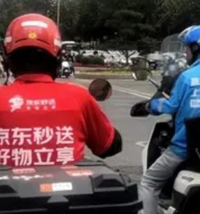 看哭了！小哥爬7楼送外卖 ，看到牌匾瞬间愣住，网友也是集体破防
 
谁都懂外卖小