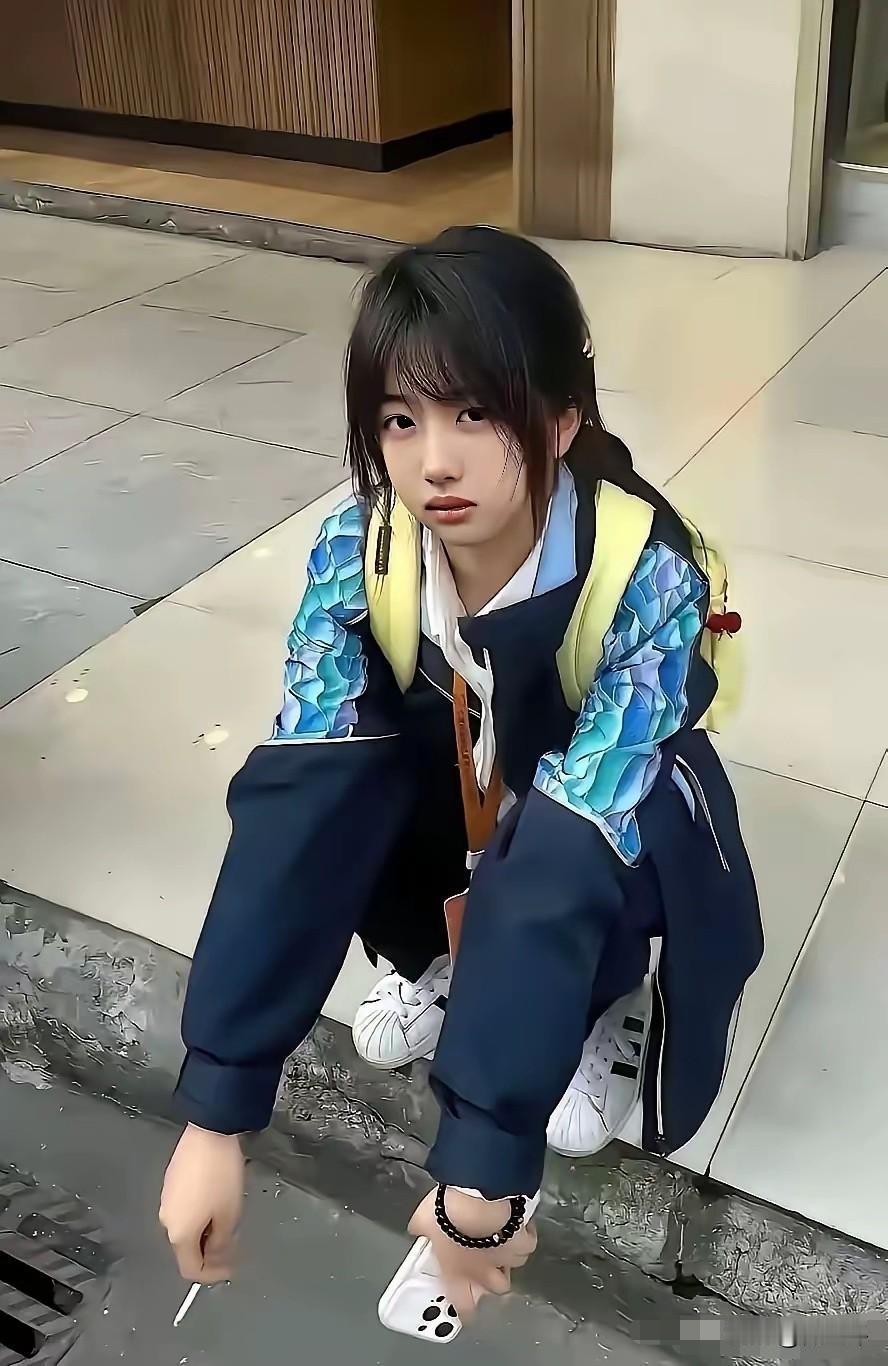 现在的小女孩都这么“豪爽”的吗？[抠鼻]