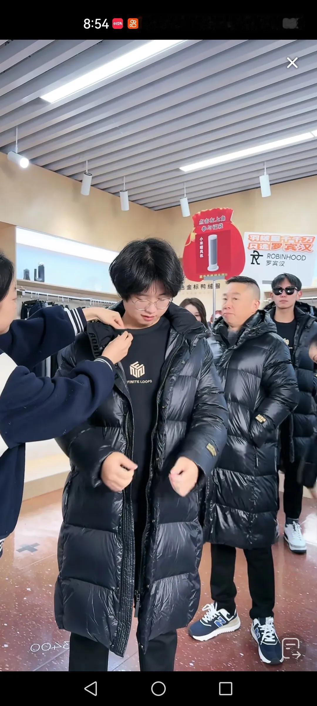 孙海洋夫妇带领儿子孙卓一起直播带货
卖保暖羽绒服，我们为他加油！
孙海洋找回儿子
