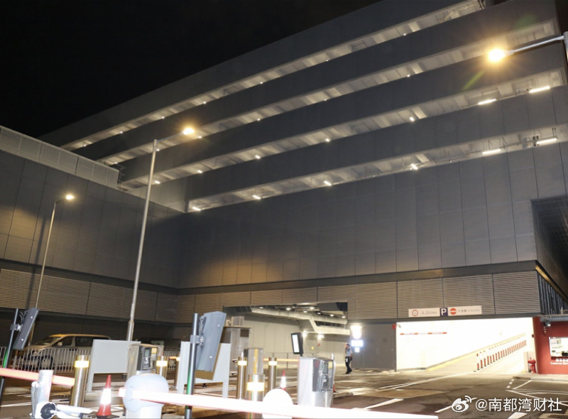 #男子携700万港元金条遭3人持刀抢劫##香港重案组介入持刀抢劫金条案# 【香港