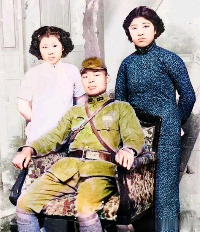 抗日战争时期，两名女汉奸和日军的合影，照片中的这名日军脸上满是傲慢的神情，站在他