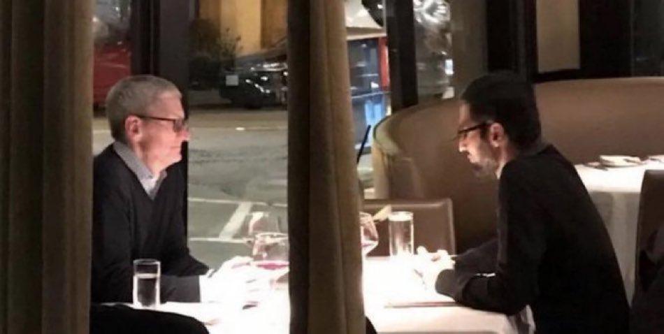 万能的网友！居然拍到了苹果CEO库克跟一男子餐厅密会的画面，虽然大家不知道该名留