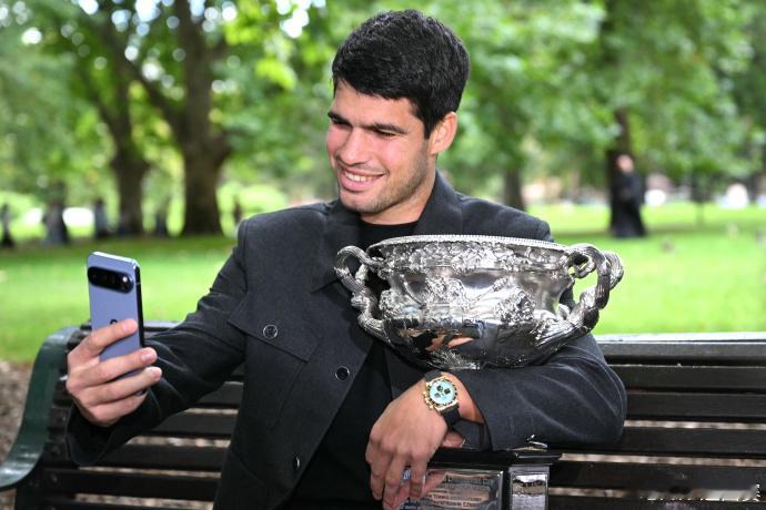 阿尔卡拉斯冠军写真阿尔卡拉斯实现全满贯让我们恭喜这位最年轻的男单全满贯！墨尔本迎