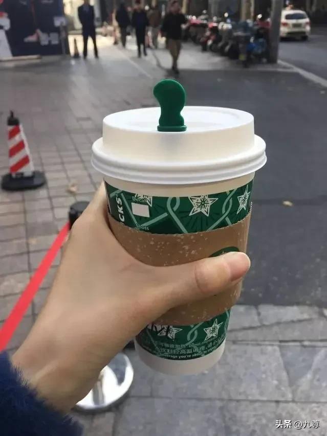 今年的钱是真不好挣啊，以前接孩子，买两大杯奶茶，孩子一个我一个，现在去接孩子都只