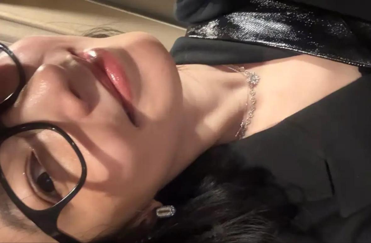 白百何18岁儿子元宝高中毕业！她盛装出席。照片中白百何一身剪裁利落的黑西装搭配拼