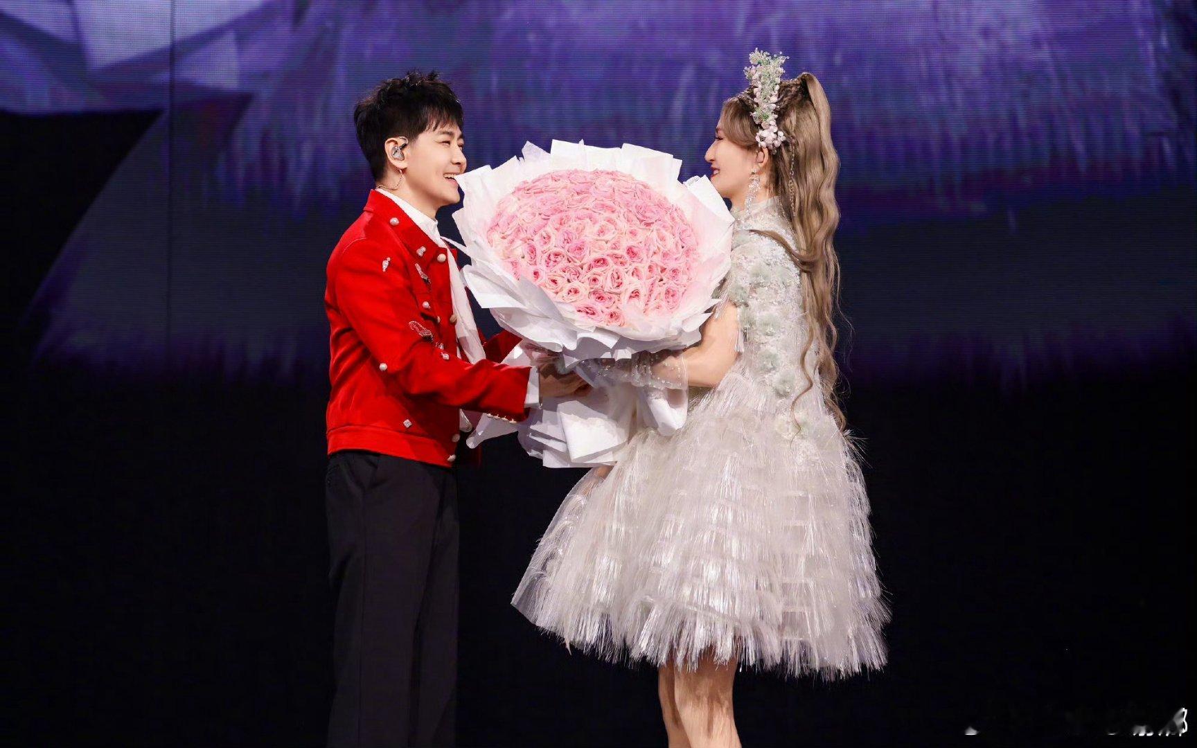谢娜演唱会生日场谢娜生日场嘉宾谢娜演唱会上座率青春不散场，热爱永不熄，期待生日场