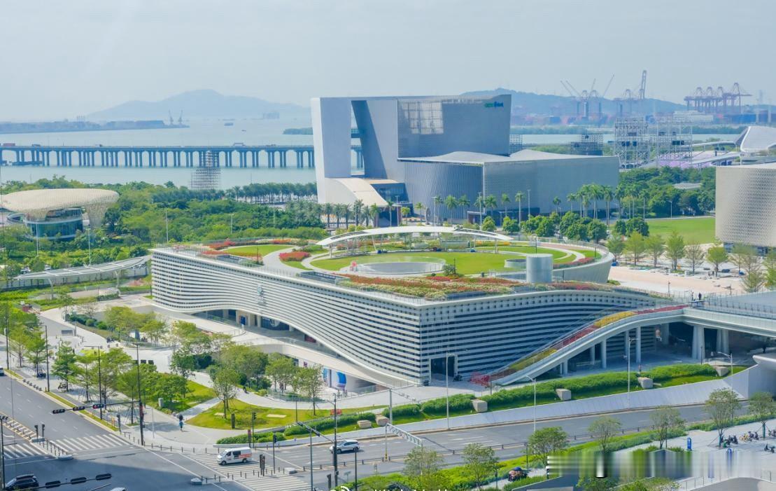今日深圳官媒发布：宝安中心区滨海绿轴项目荣获全球唯二的“建筑界奥斯卡”奖项。
