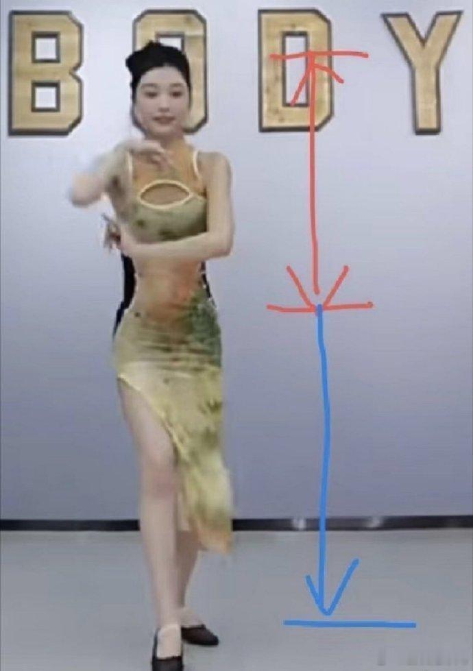 易梦玲的这套装束，真是让人哭笑不得，尤其是那双鞋，简直是“毒”到极点！😂😂?