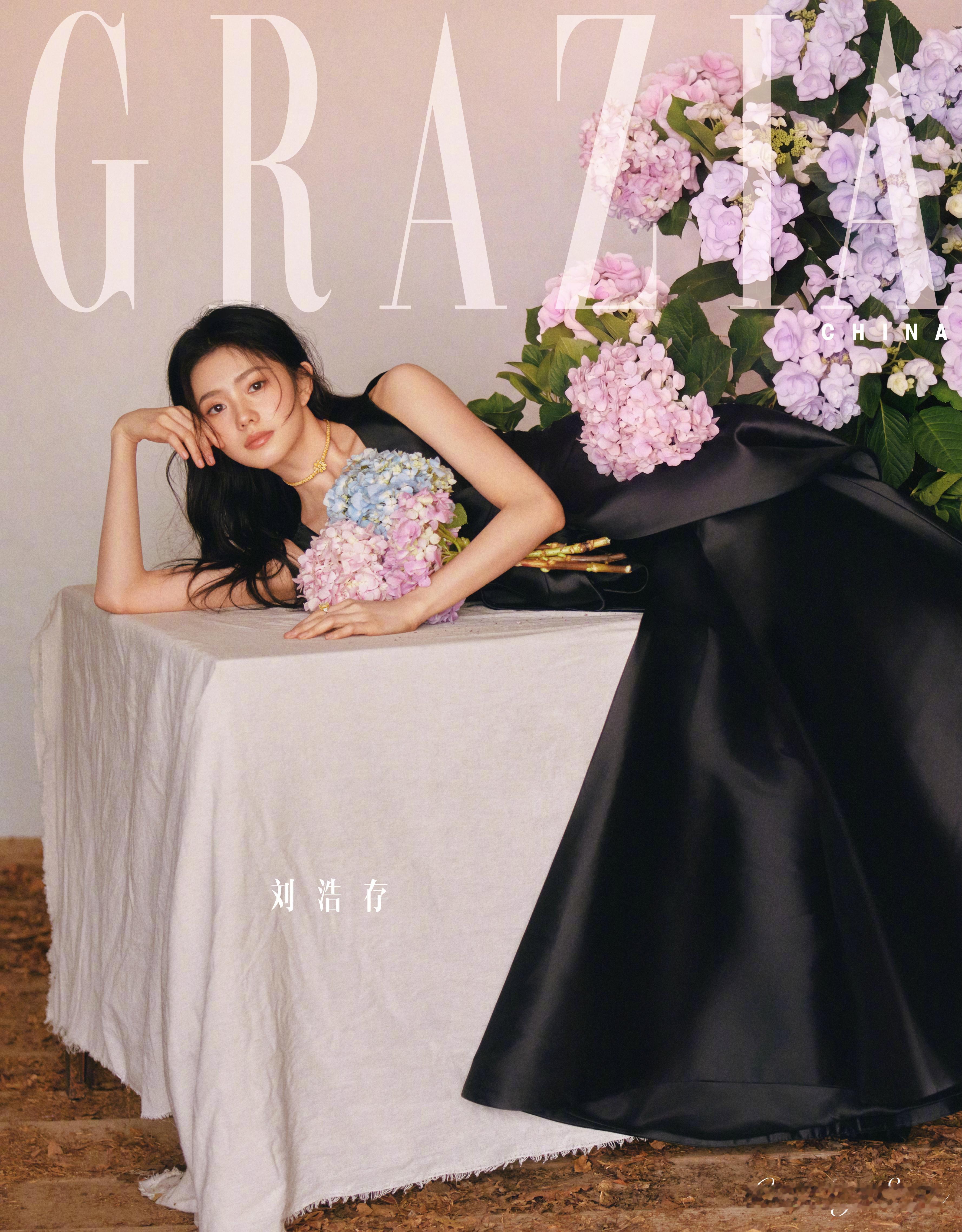 刘浩存出镜红秀Grazia全新预告大片，佩戴萧邦高级珠宝系列黄钻项链及大钻戒闪耀