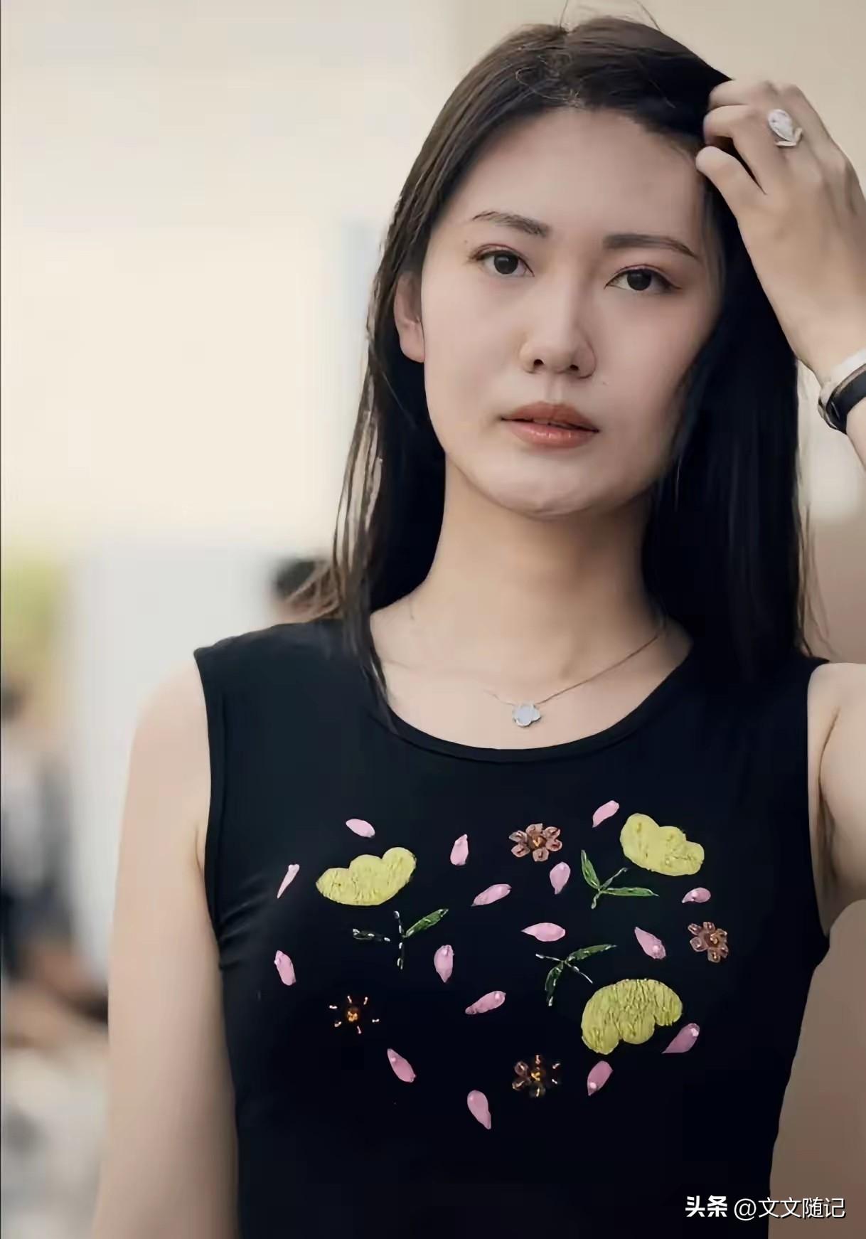 说实话，宋珍珍这姑娘挺猛的。

她曝光董事长之前，心里门儿清。自己会落个啥结局，