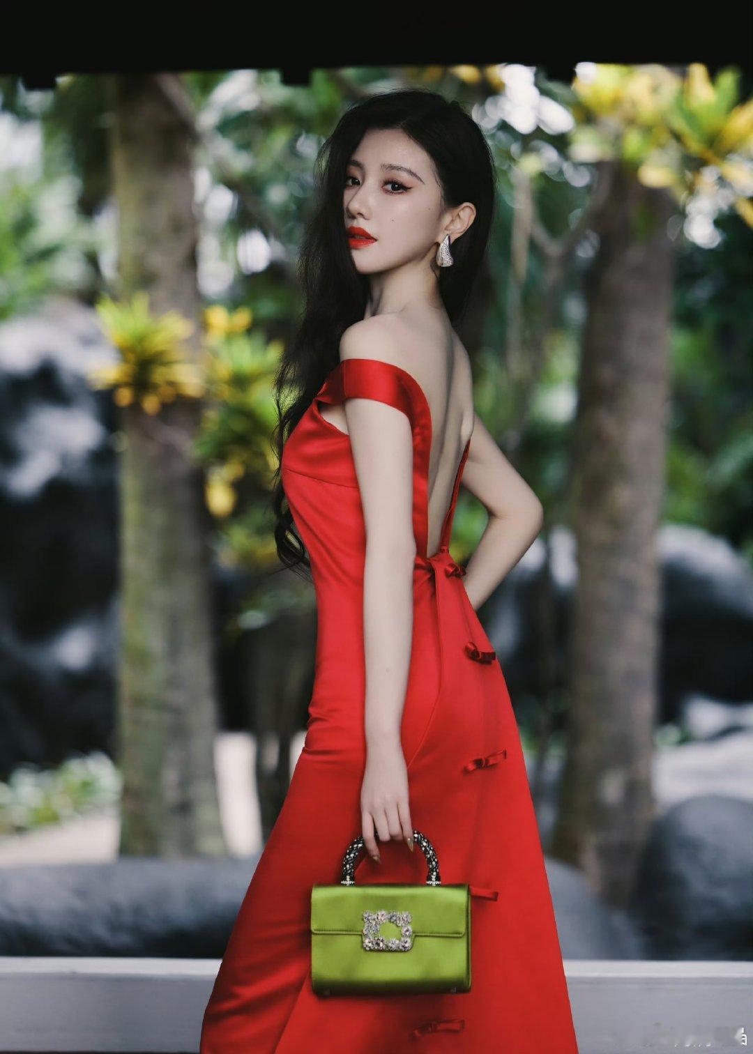 王鹤润红裙明艳大美人 红裙绿包被王鹤润穿出高级感王鹤润修身露背红裙夺目，绿包作为