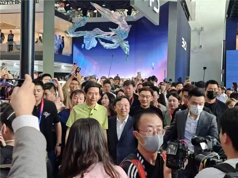 今天的北京车展真的是太热闹了，上午雷军站台小米SU7展台并分享了成绩，现在#雷军