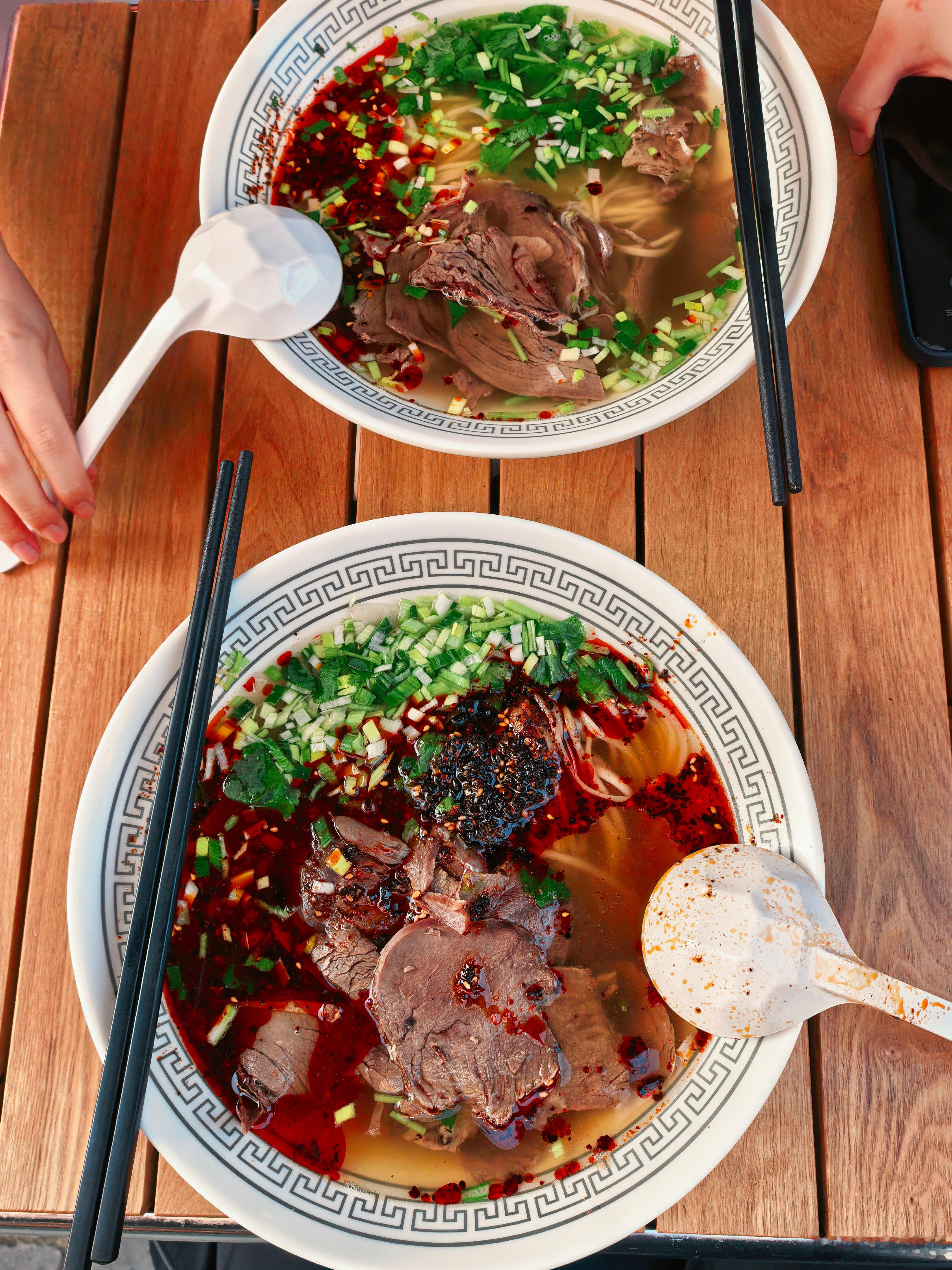 兰州正宗的牛肉面7r，英国不正宗的兰州拉面要120一碗，不过确实牛肉更大更多 英