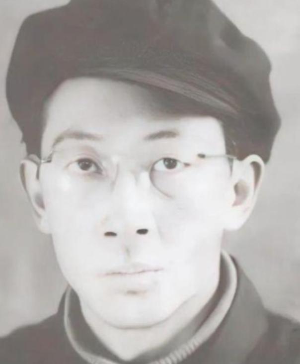1950年，抚顺战犯管理所门口，一个79岁的老头拖着疲惫的身子走下囚车。他叫张景